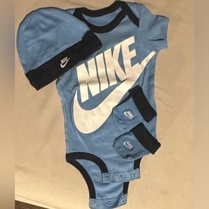 NIKE onesie with beanie and socks Size 0-6 months.